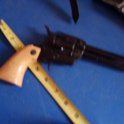 LOT 155  VINTAGE CAPGUN AND HOLSTER