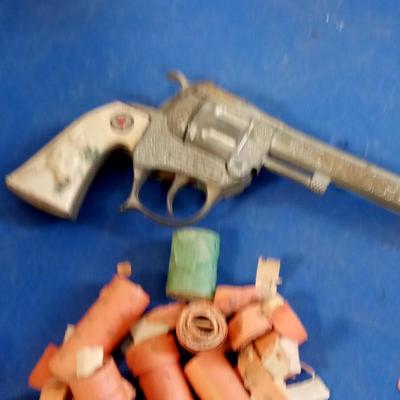 LOT 158  OLD STEER HANDLED CAP GUN AND LOTS OF LOOSE CAPS