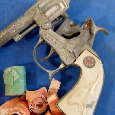 LOT 158  OLD STEER HANDLED CAP GUN AND LOTS OF LOOSE CAPS