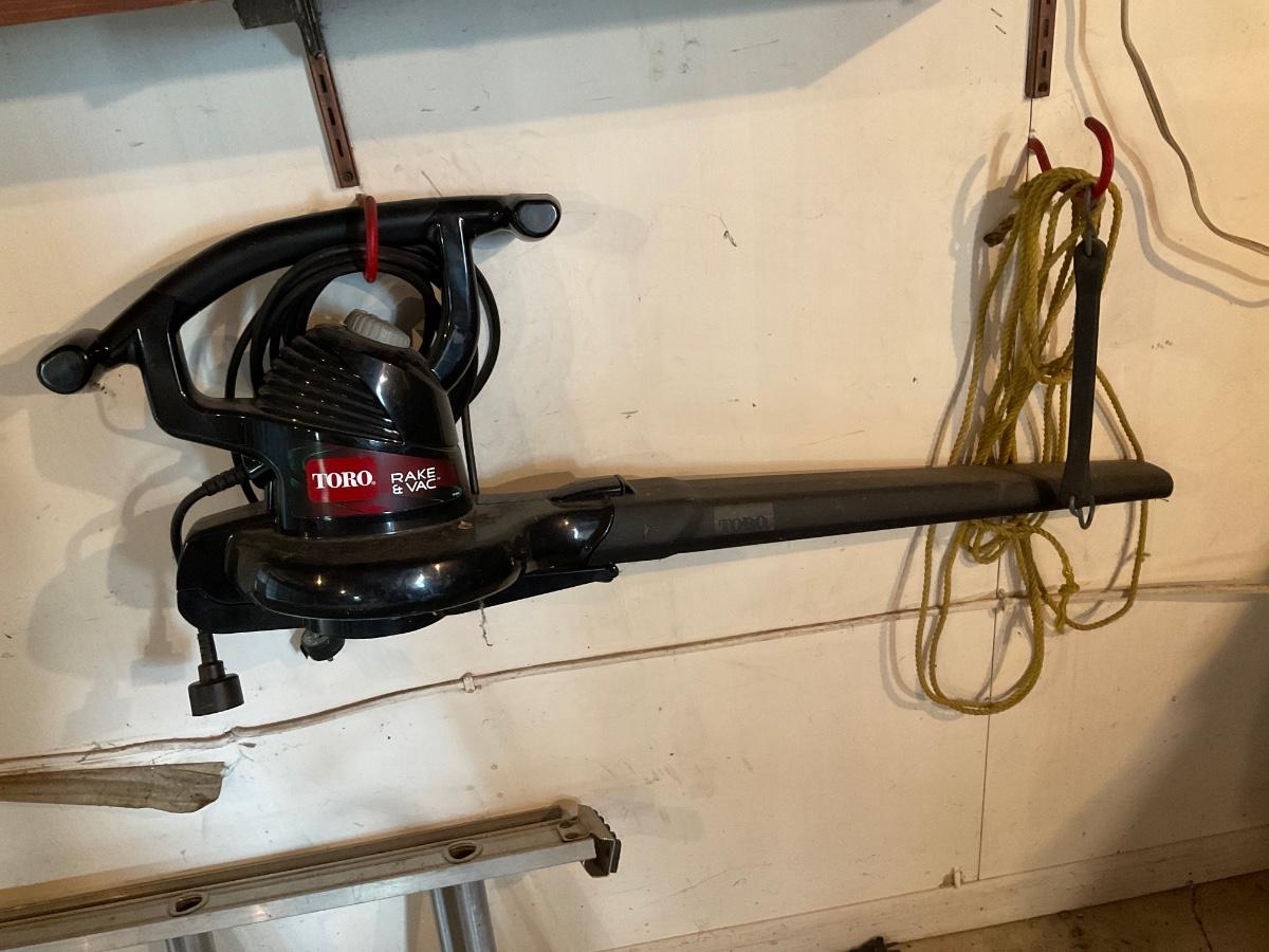 Toro Rake & Vac | EstateSales.org