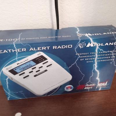 LOT 123  WEATHER ALERT RADIO AND OTHER SMALL ELECTRONICS (Office)