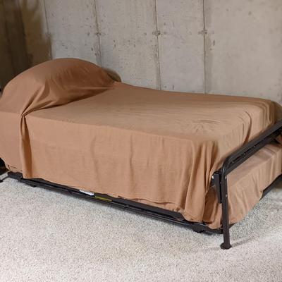 Handy Trundle Bed, Includes Bedding