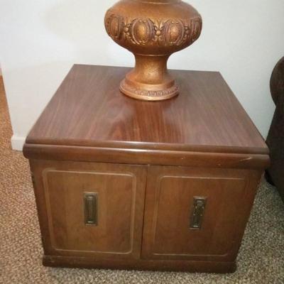 LOT 9  DOUBLE DOOR END TABLE AND A CERAMIC TABLE LAMP  (Front room)