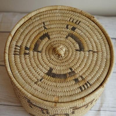 NATIVE AMERICAN PAPAGO GRASS WOVEN COVERED ROUND BASKET W/ ANIMAL FIGURES