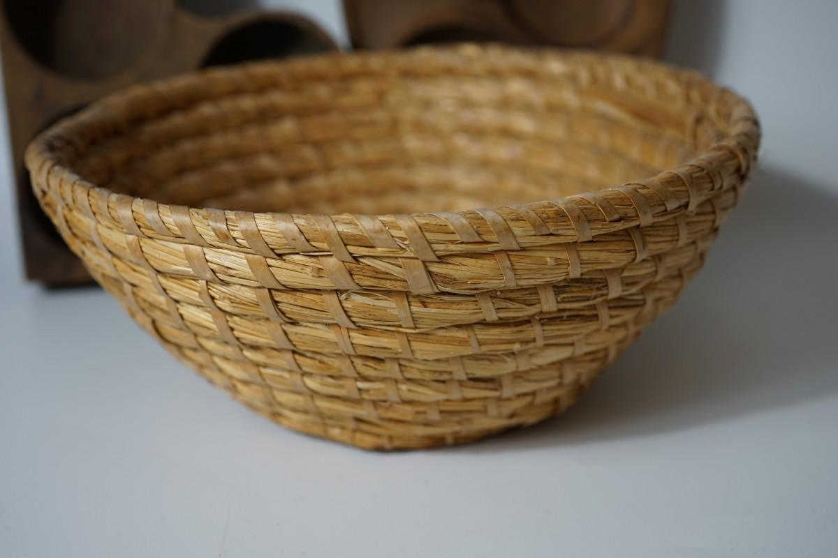 SOUTHWEST WOVEN GRASS BASKET/ PIMA? WITH TWO WOODEN SEED OR GRAIN