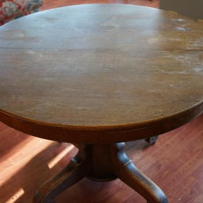 EARLY 1900'S ROUND OAK PEDESTAL TABLE