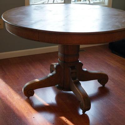 EARLY 1900'S ROUND OAK PEDESTAL TABLE