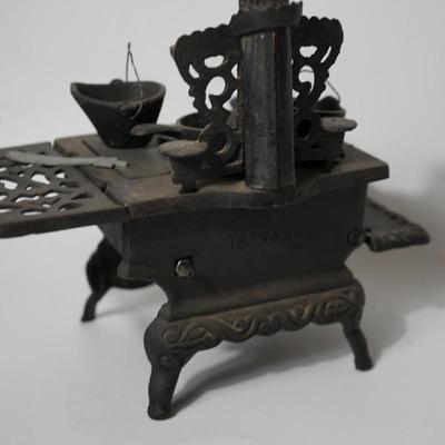 MINATURE TOY CAST IRON COOK STOVE /CRESCENT