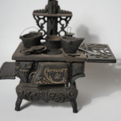 MINATURE TOY CAST IRON COOK STOVE /CRESCENT
