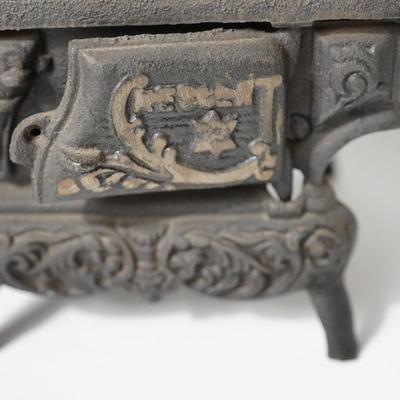 MINATURE TOY CAST IRON COOK STOVE /CRESCENT