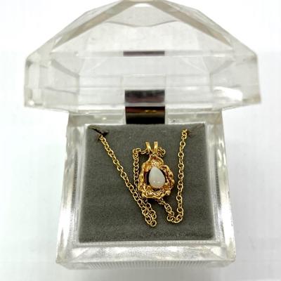 Golden pearl pendant necklace with box