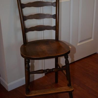 VINTAGE WOOD YOUTH CHAIR LADDER BACK
