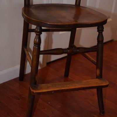 VINTAGE WOOD YOUTH CHAIR LADDER BACK