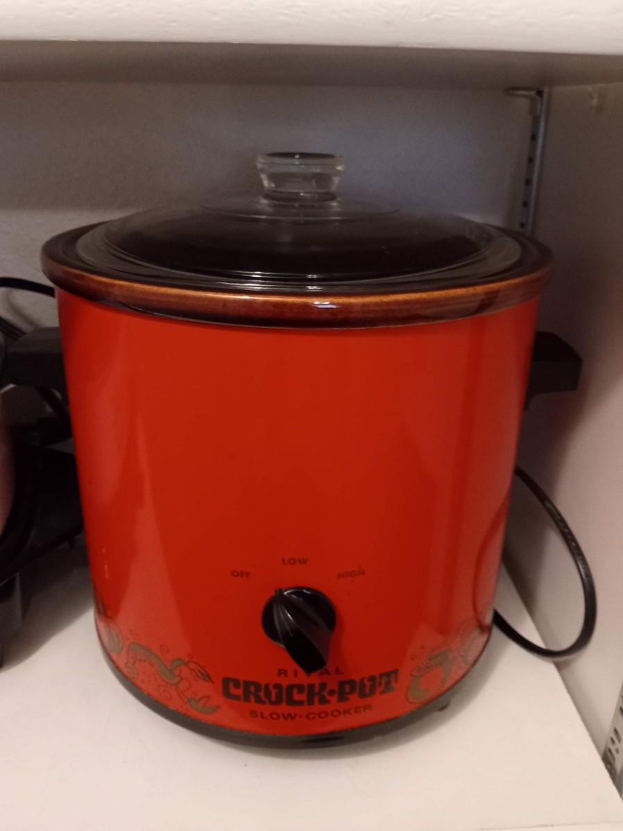 LOT 158 OLDER RIVAL CROCK POT AND SLOW COOKER (1st Bdr)