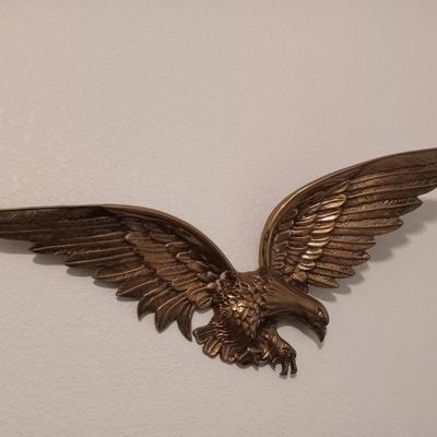 LOT 54 BRASS WALL HUNG EAGLE AND A FRAMED PICTURE OF AN EAGLE (1st bdr)