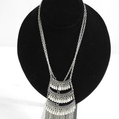 Tierd drop necklace