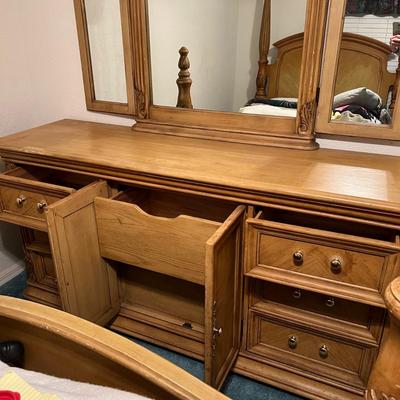 Light Wood Dresser and Mirror  (BB-JM)