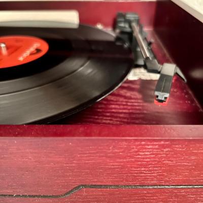 Electro Brand Turntable/Radio/CD Player. (BB-JM)
