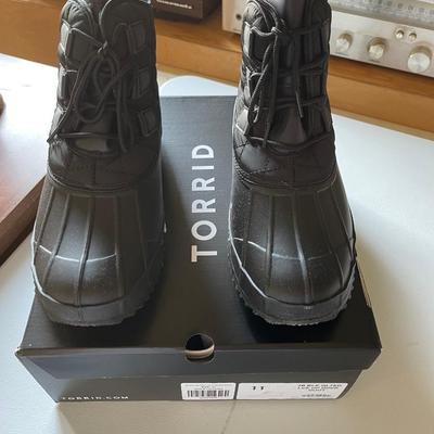 Torrid size 11 new in box BLK QLTED LCE UP DUCK BOOT