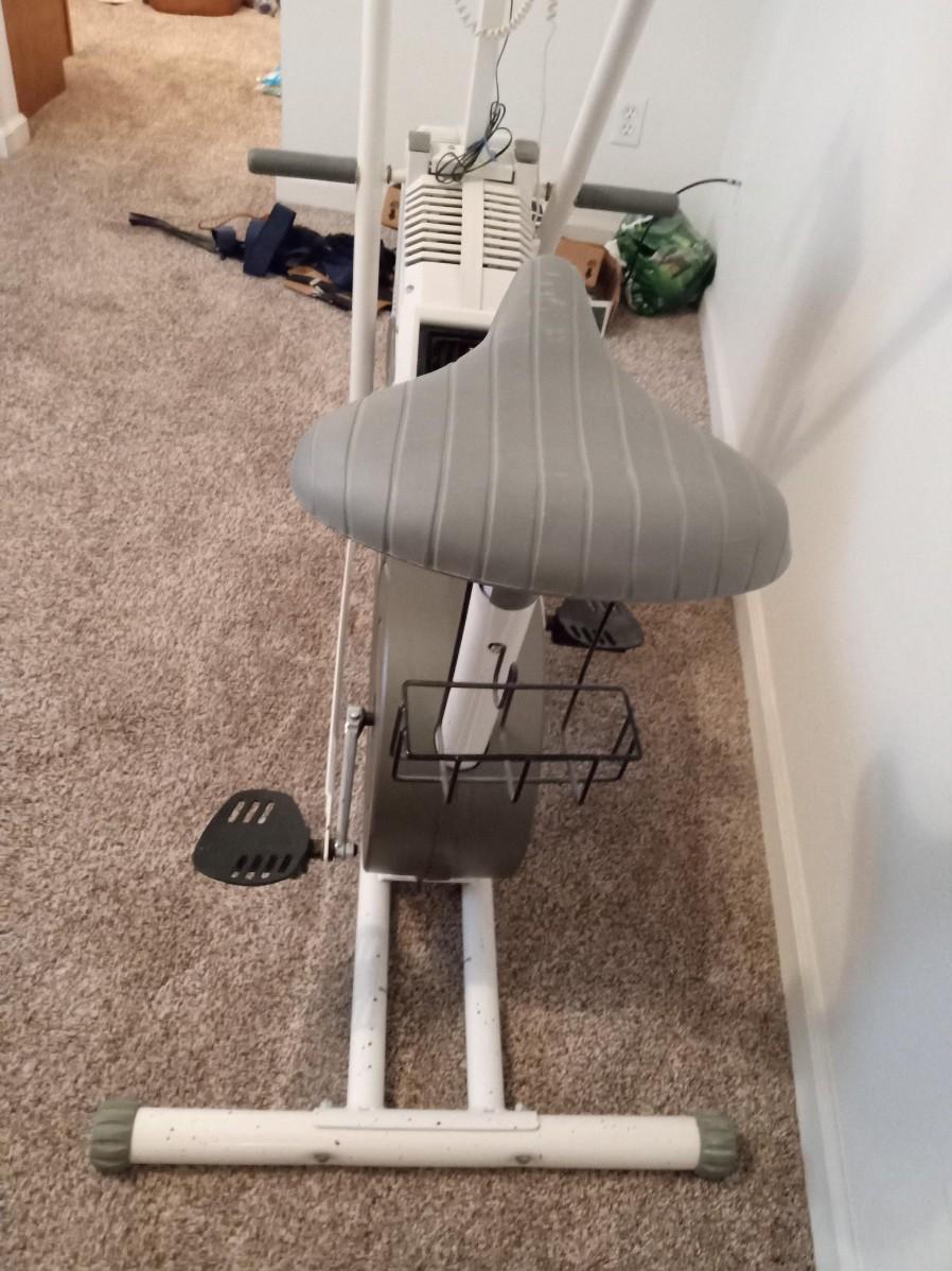 LOT 194 DP AIRGOMETER DLX STATIONARY EXERCISE BIKE