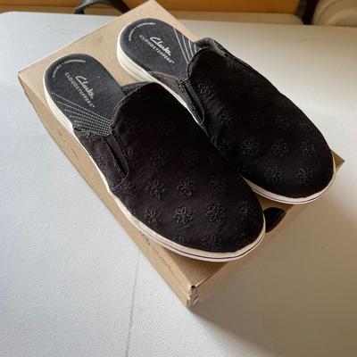 Clarks Woman's 11 W Cloud steppers / New in Box