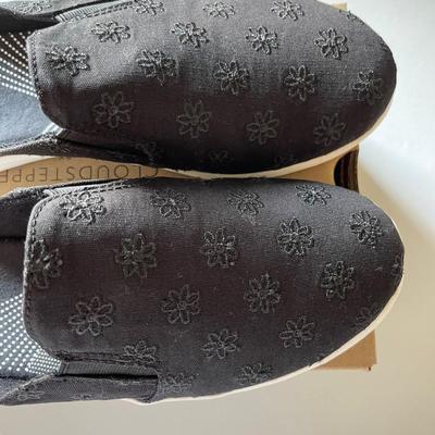 Clarks Woman's 11 W Cloud steppers / New in Box