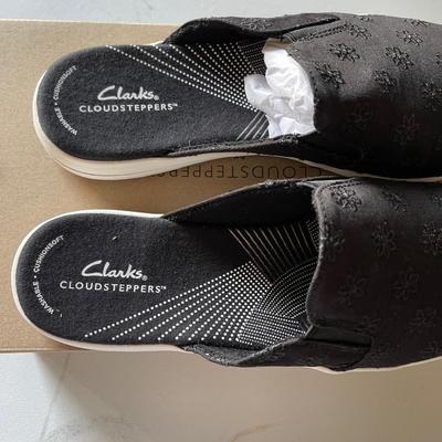 Clarks Woman's 11 W Cloud steppers / New in Box