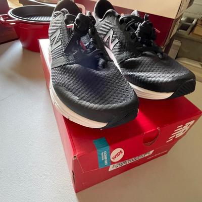 Woman's size 11 W New Balance - NIB