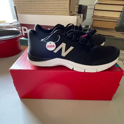 Woman's size 11 W New Balance - NIB
