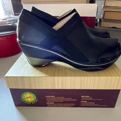 Jambu Woman's size  11 New in Box