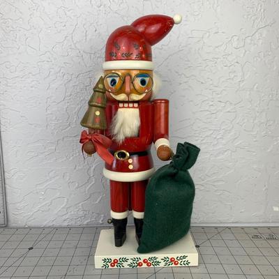 #20 German Erzgebirgische Volkskunst Santa Claus Nutcracker