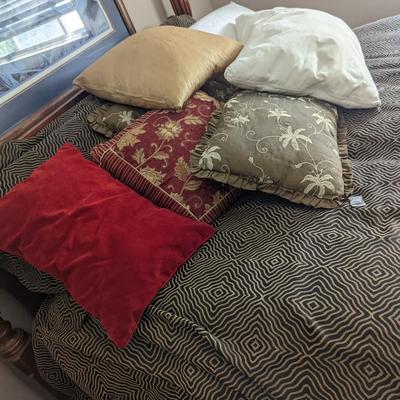 Queen Comforter & Pillows 