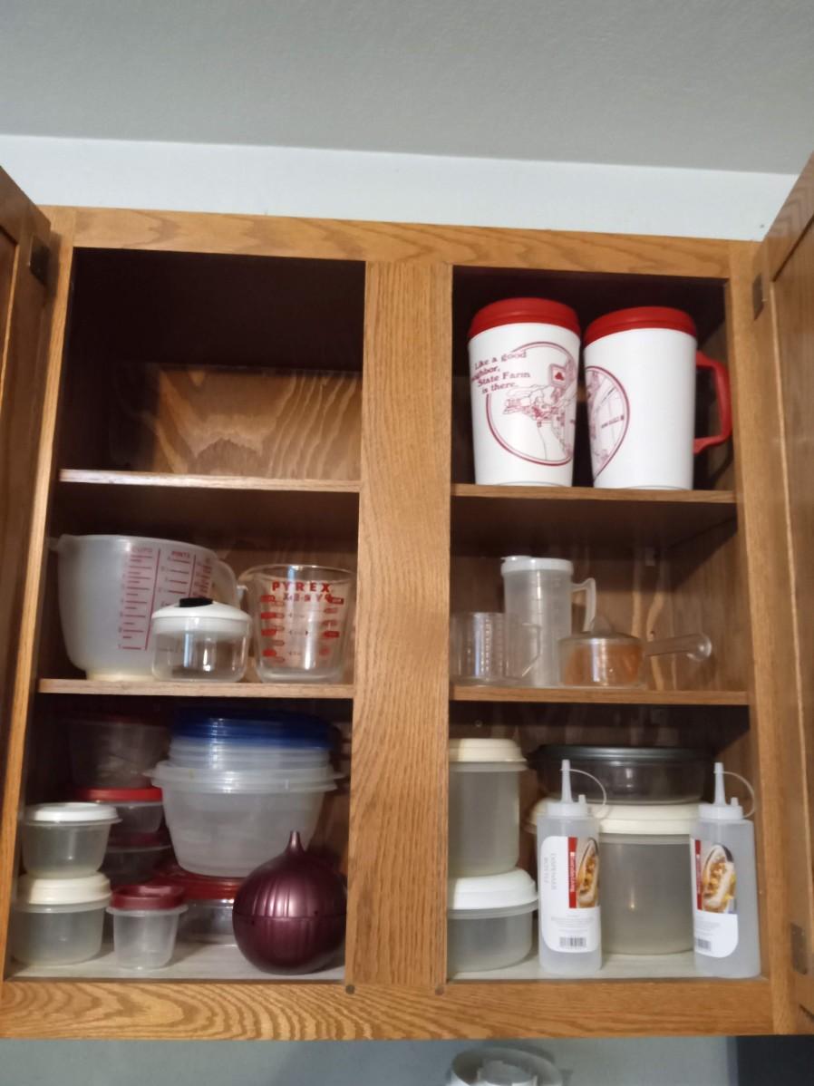 LOT 366 MEDIUMSMALL FOOD STORAGE CONTAINERS