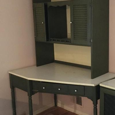 Corner desk with removable upper hutch