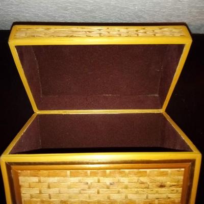 LOT 115  MARBLE, WOODEN AND STRAW LIKE BOXES (1st Bdr)