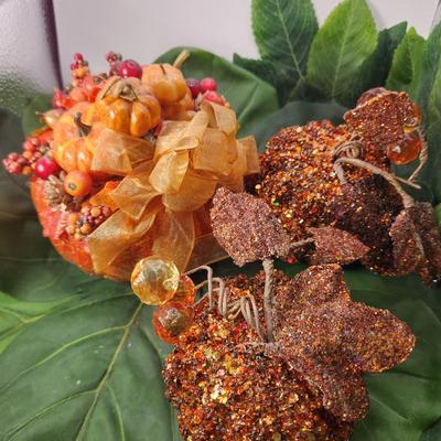 3 Pumpkins and display 2 Leaf mats