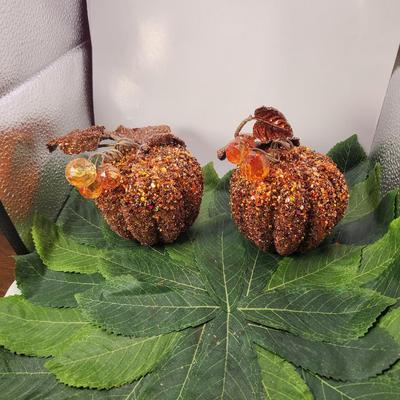 3 Pumpkins and display 2 Leaf mats