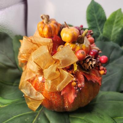 3 Pumpkins and display 2 Leaf mats