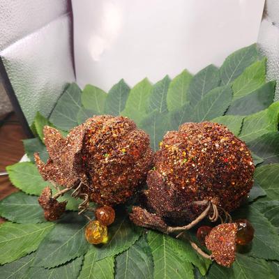 3 Pumpkins and display 2 Leaf mats