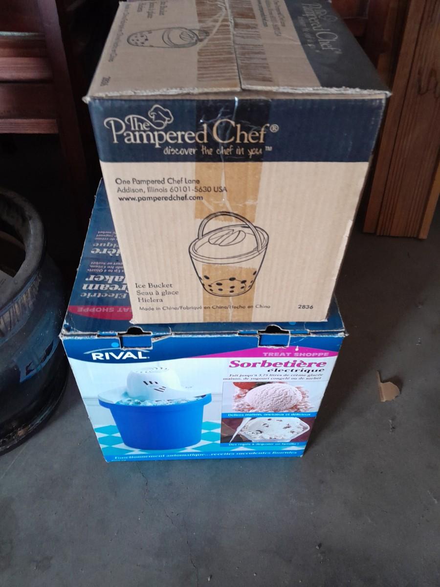LOT 472 RIVAL ICE CREAM MAKER AND PAMPERED CHEF ICE BUCKET