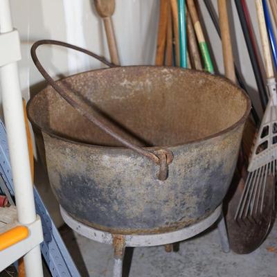 CAST IRON FISH BOIL POT W/PLATFORM