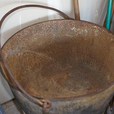 CAST IRON FISH BOIL POT W/PLATFORM