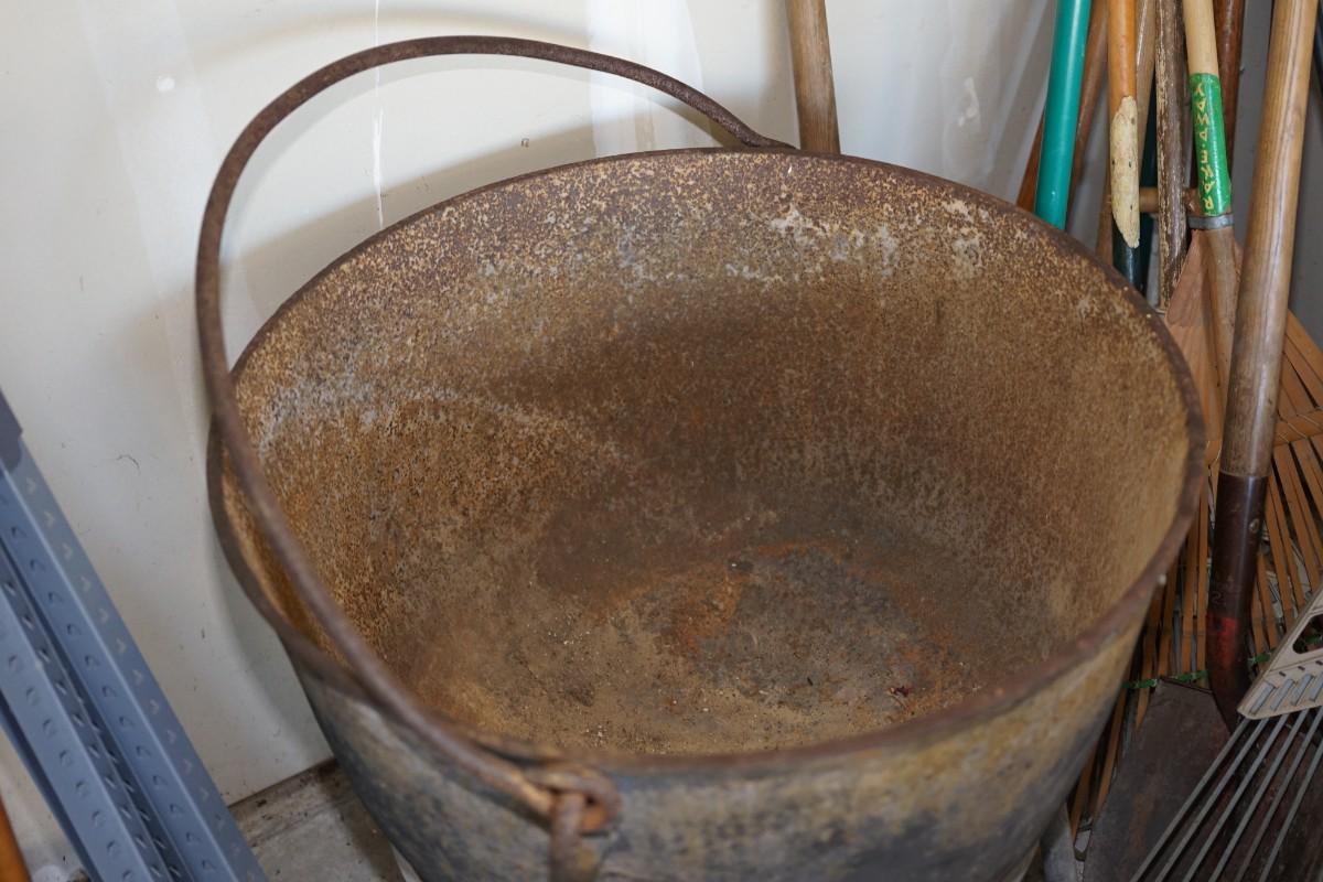 CAST IRON FISH BOIL POT W/PLATFORM