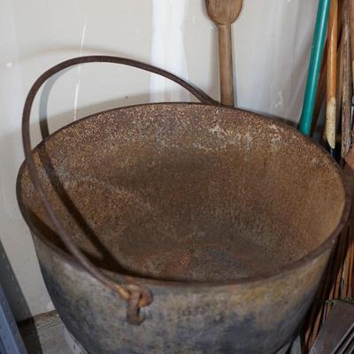 CAST IRON FISH BOIL POT W/PLATFORM