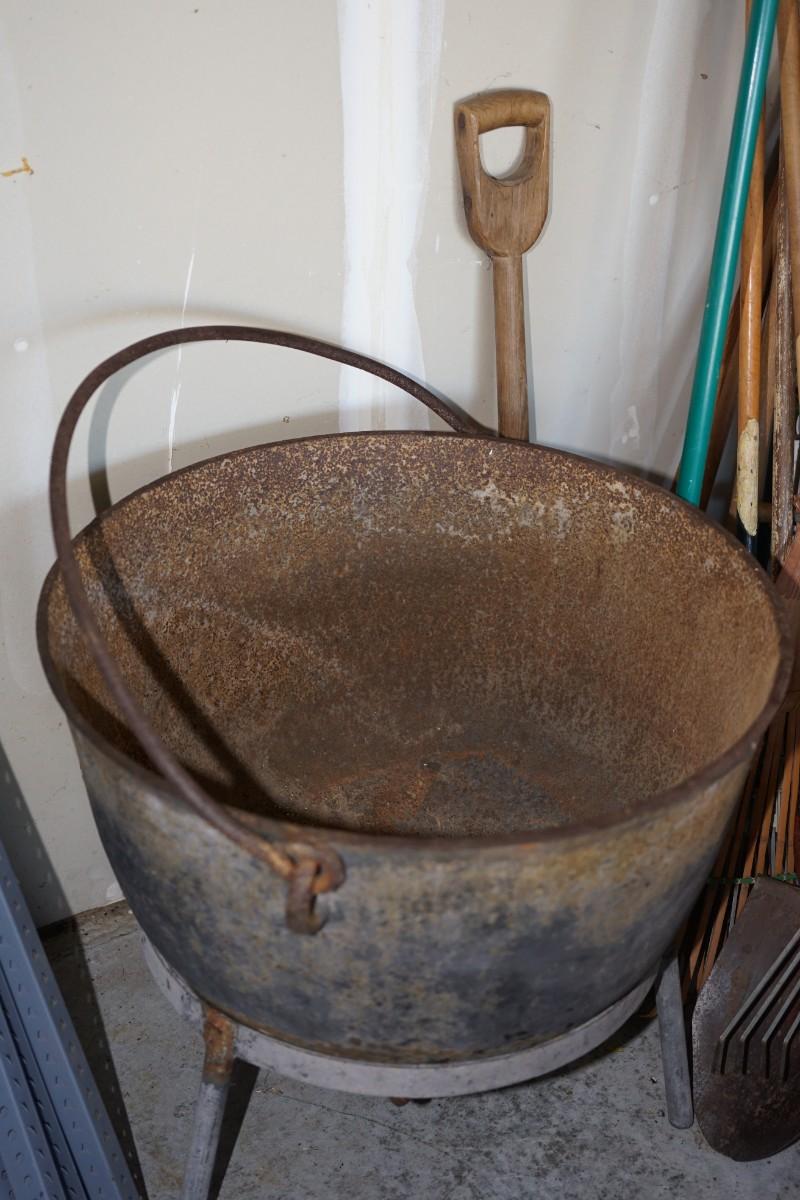 CAST IRON FISH BOIL POT W/PLATFORM