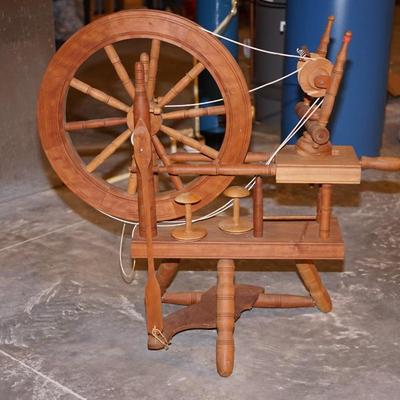 TRADITIONAL ONE DRIVE WORKING SPINNING WHEEL. NEW USED TO SPIN