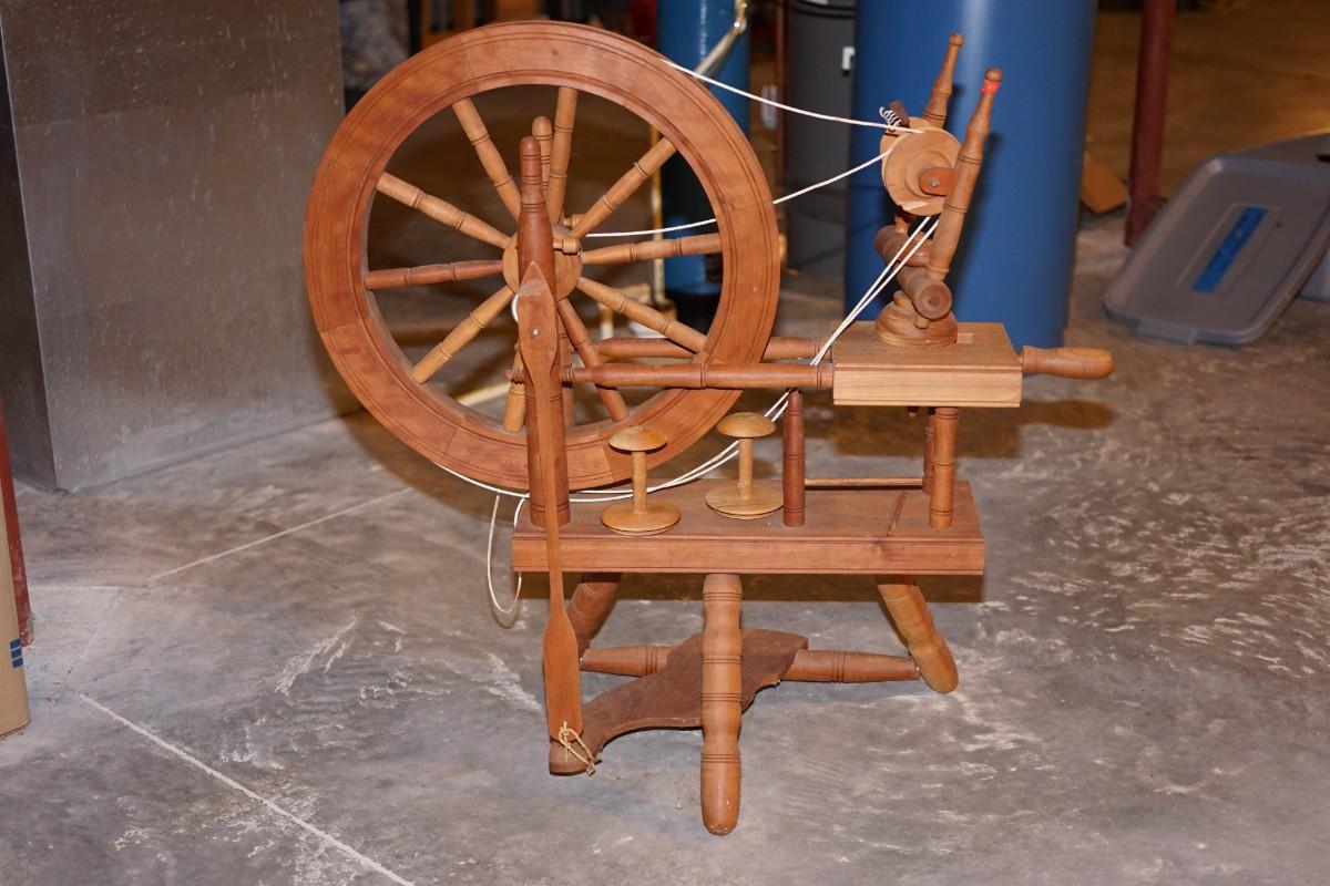 TRADITIONAL ONE DRIVE WORKING SPINNING WHEEL. NEW USED TO SPIN