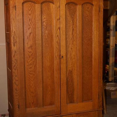 ANTIQUE OAK WARDROBE CABINET W/ LOWER DRAWERS/ARCHED PANEL ACCENT. ORIGINAL FINISH
