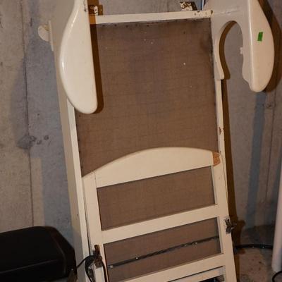 ANTIQUE WOODEN LAWN LOUNGE CHAIR.