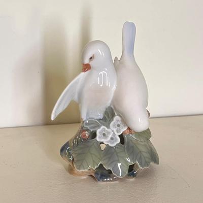 Royal Copenhagen Porcelain figurine, birds, Lovebirds